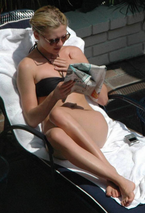 Kirsten Dunst is having relaxing time in bikini..