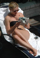 Magnifiques photos de Kirsten Dunst en bikini noir